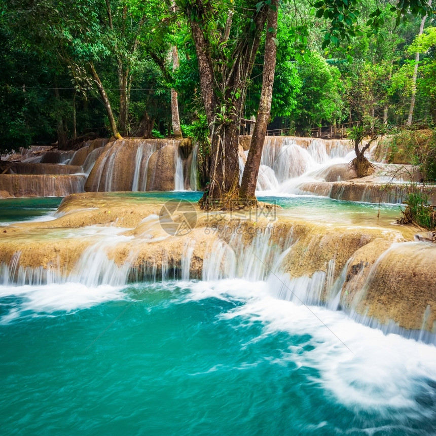 户外在长江普拉邦老挝旅行地貌和目的深热带雨林LuangPrapang老挝旅游地貌和目的由宽西连级瀑布中水绿玉而成的奇妙松动风景环图片