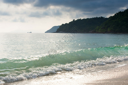 哇他圈夏季宁静的热带海滩在柔和的浪面上闪发光KohWuaTaLap岛MuKohAngThong公园泰素叻他尼天空丁字裤泡沫背景