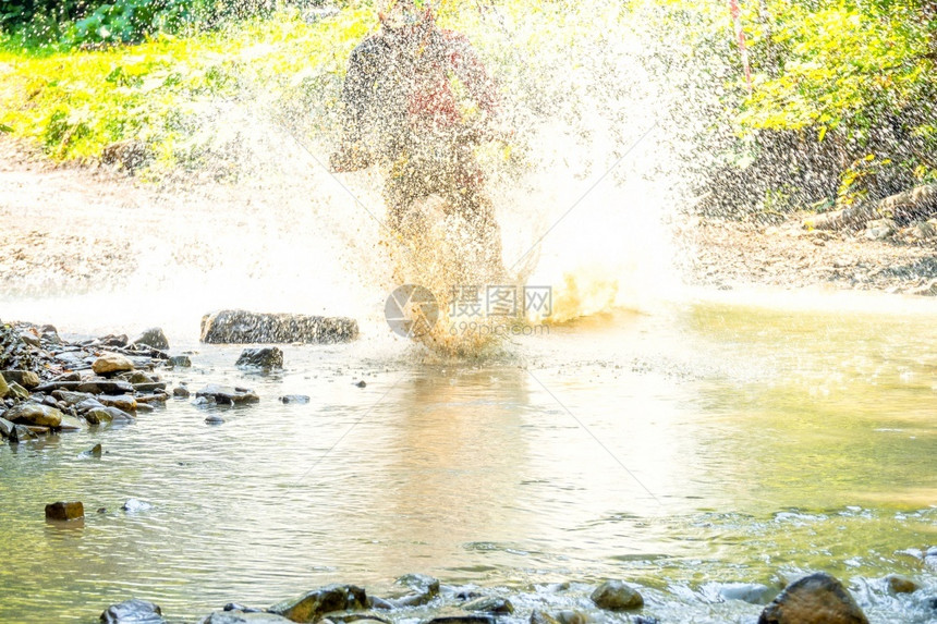 耐力赛阳光夏日很多水喷雾隐藏了运动员的内特罗当他克服林流喷泉时在阳光夏日的森林里地形耐力图片