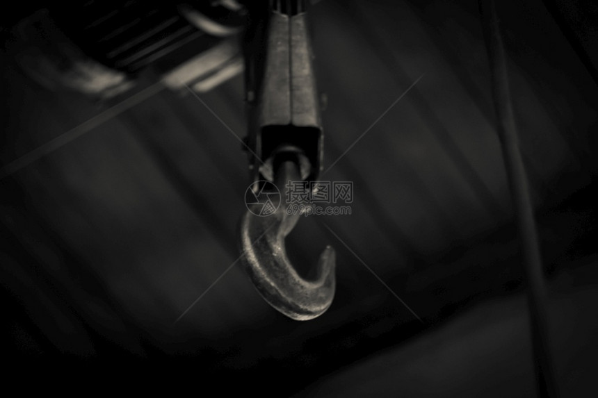 合金在车间背景下从起重机上勾取金属钩子一块或其他材料在某一角度弯曲或过用于抓获或吊挂物体刀具工程图片