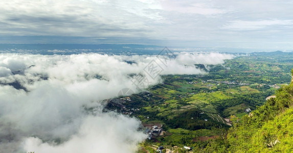 场地多云的树由泰国山顶最高处登上城市云层的全景图ThaiMount背景