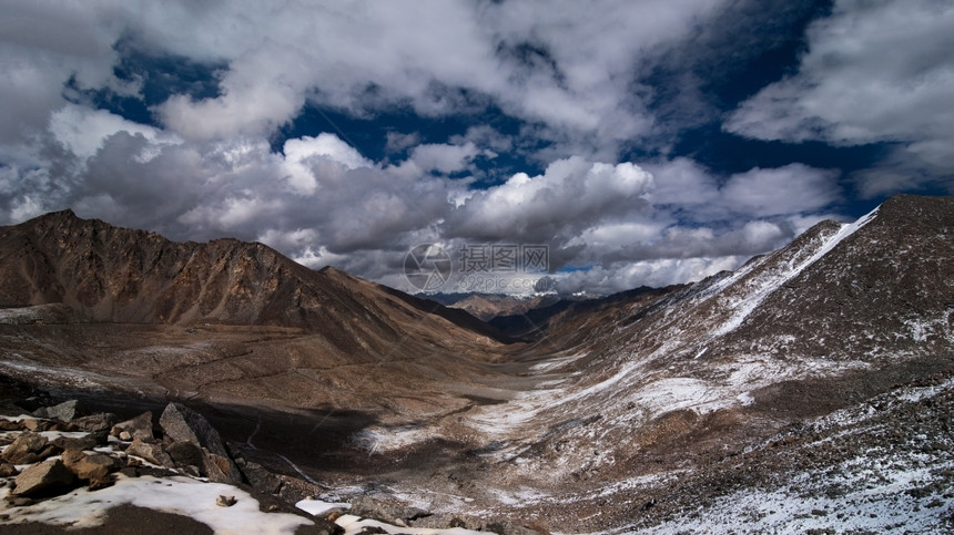 喜马拉雅山高地貌全景印度KhardungLa通过拉达赫和海拔560米处有云的天空大气层日落环境图片