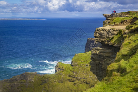 悬崖夏天景观爱尔兰克雷县莫赫断崖的克里夫路图片