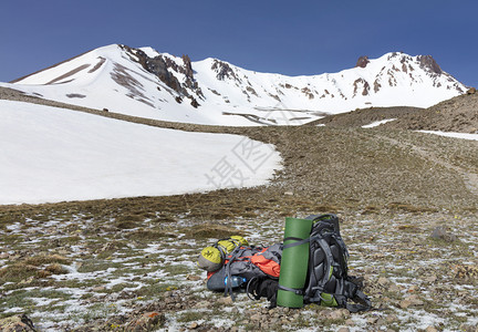 火山高的游客背包位于山脚下蓝天白云游客背包位于山脚下土耳其图片