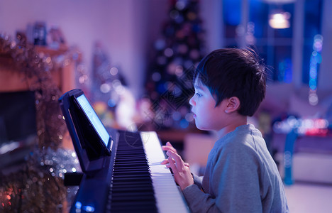 在弹钢琴的小男孩图片