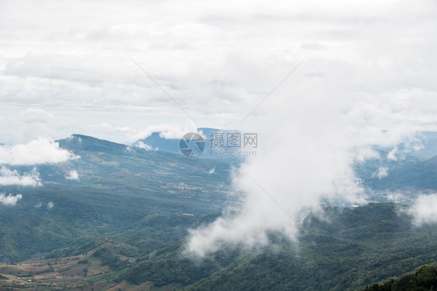 高山脉覆盖冬季清晨多为云雾位于泰公园附近前视与复制空间相距甚远的面部在冬季清晨大面积云雾笼罩着高山地早晨热带目的地图片