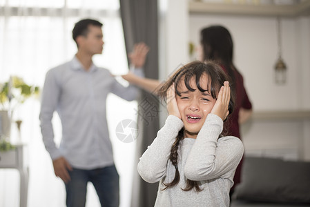 关心白种人小女孩哭泣是因为爸和妈争吵悲伤和戏剧场景家庭发行的幼儿教育及社会和家长照料问题概念中受虐待的儿童以及儿童权益的概念压力背景图片