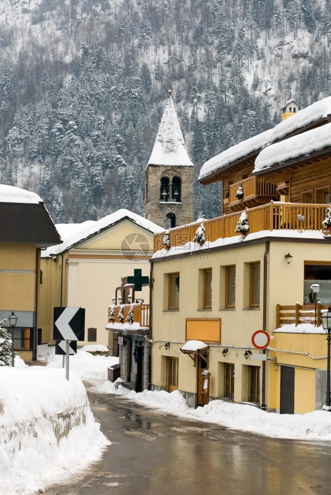 屋狭窄的暴风雪过后在意大利高山村的一条狭窄街道上欧洲图片