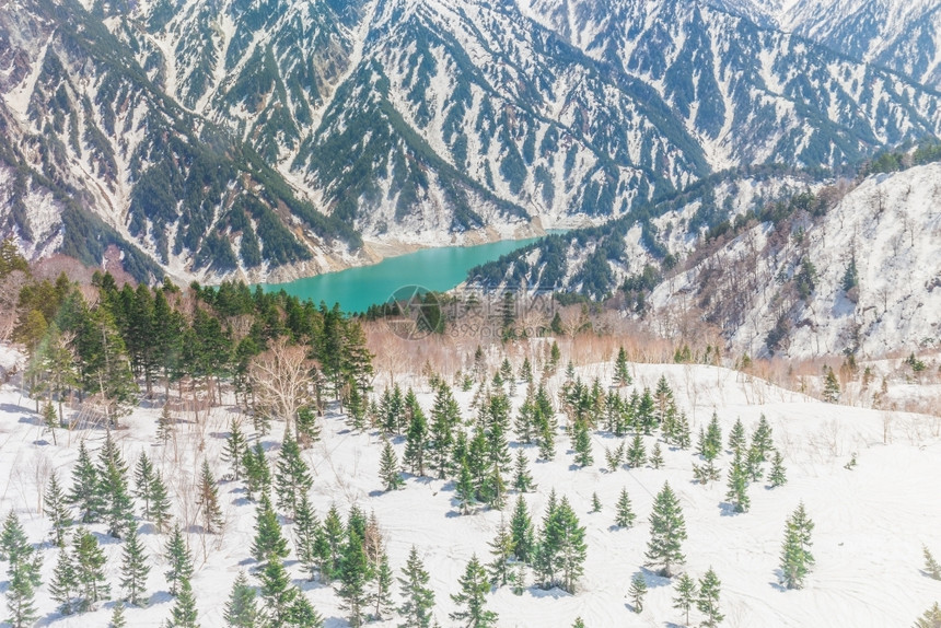 蓝色的高山日本立黑部阿尔卑斯脉路线黑部水坝全景宁静图片