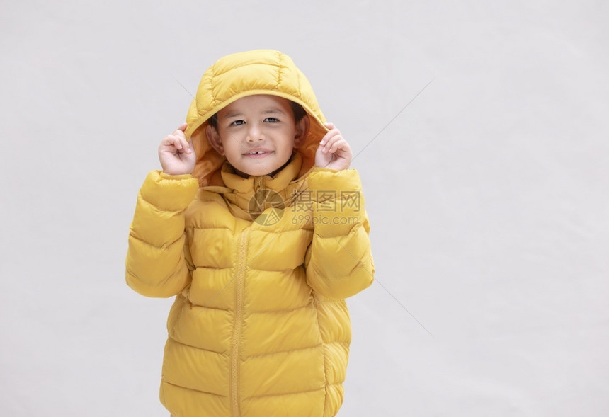温暖的一个穿着冬服可爱男孩黄色准备迎接即将到来的冬季节衣服自在图片