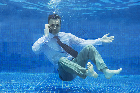 概念的高加索商人在水下用手机交谈于20年1月5日娱乐安全图片