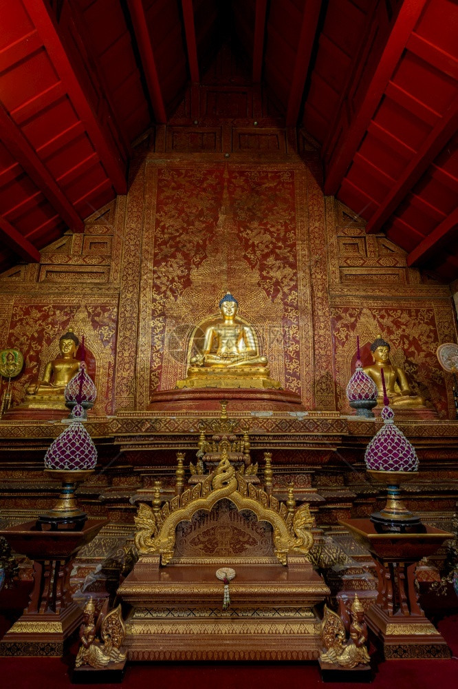 祈祷在WatPhrahSingh的法佛西兴是一个主要旅游景点是泰国古老的艺术是泰国清迈的公共场所金子和平图片