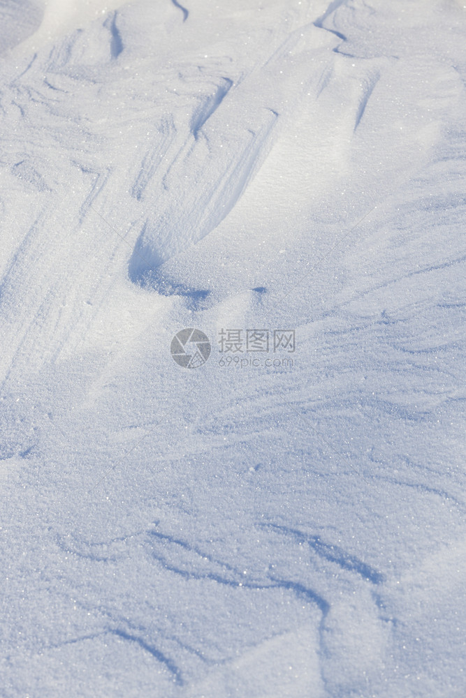 冰覆盖与深雪漂浮场的浅水层相近拍摄的照片由深雪流拍攝于一连串紧闭之中降雪图片