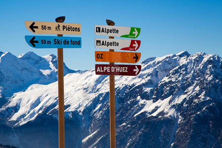 家季节AlpedHuezVaujanyOz滑雪胜地的斜坡标志迹象图片