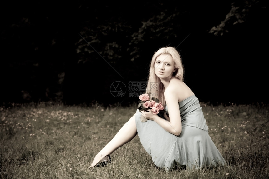 花坐在草地上的美女幸福自然图片