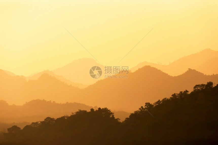 日落时相景的山脉冬季黄昏时景的山脉来自老挝LuangPrabang的Phousi首脑会议世界遗产地点的宁静景象一种温暖的令人惊叹图片