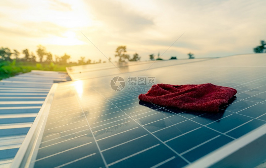 细胞红显微纤维清洁衣服太阳能电池板或光伏太阳能模块用于绿色能源的太阳可再生源持续太阳电池板维护以充分高效工作太阳能电池板维护的满图片