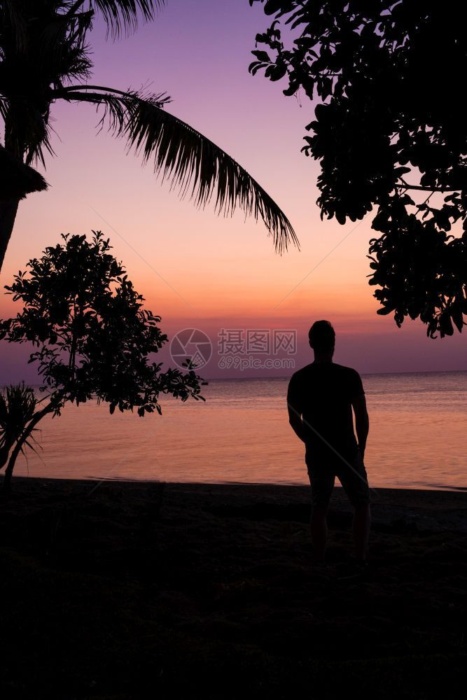 美丽的日落棕榈树剪影和巴厘岛的海洋粉红色和紫的景观自然巴厘岛美丽的日落棕榈树轮廓和海洋粉红色紫的景观人看支撑水娱乐图片