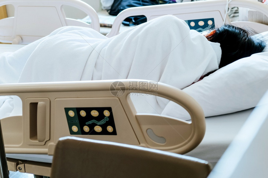 老年病人躺在医院病床上休息图片