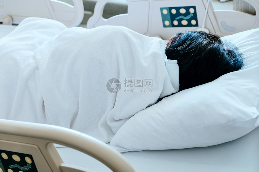 老年人躺在医院病床上休息图片