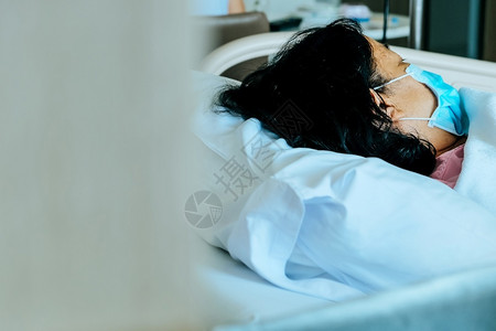老年病人在医院床上休息图片
