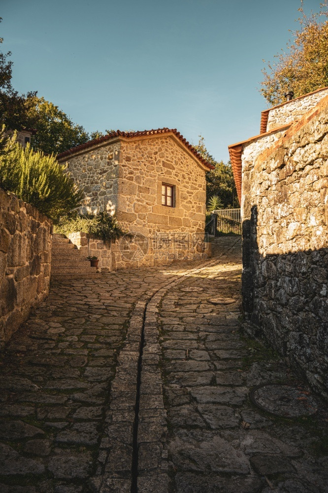 位于Aveiro区ValedeCambra市Roge教区的老村庄在SerradaFreita山坡上失落历史家葡萄牙语图片