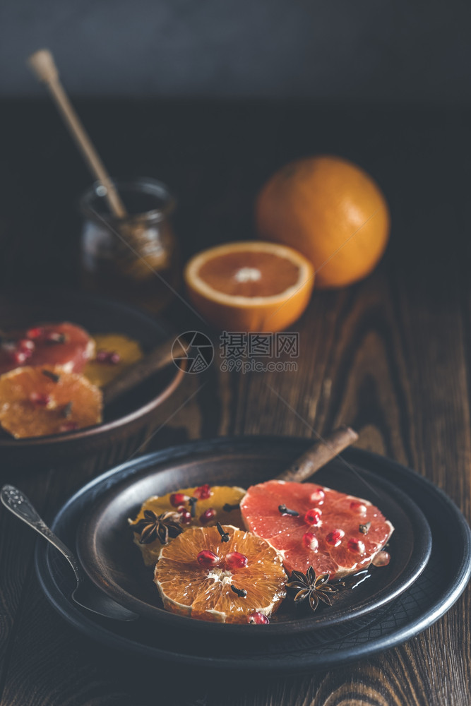 橙色甜点加红酒蜂蜜或糖浆和姜汁调味品装饰的石榴果莓非常美味丰富而新鲜的食物深生背景复制文本空间黑暗的生活一顿饭图片