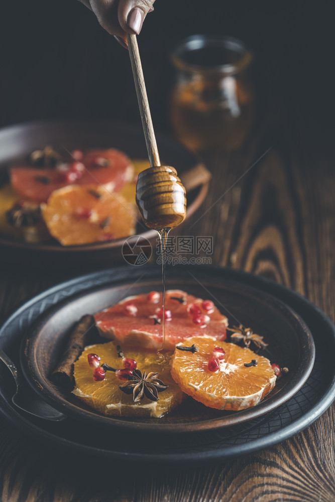 勺子橙色甜点加红酒蜂蜜或糖浆和姜汁调味品装饰的石榴果莓非常美味丰富而新鲜的食物深生背景复制文本空间木的饮食图片