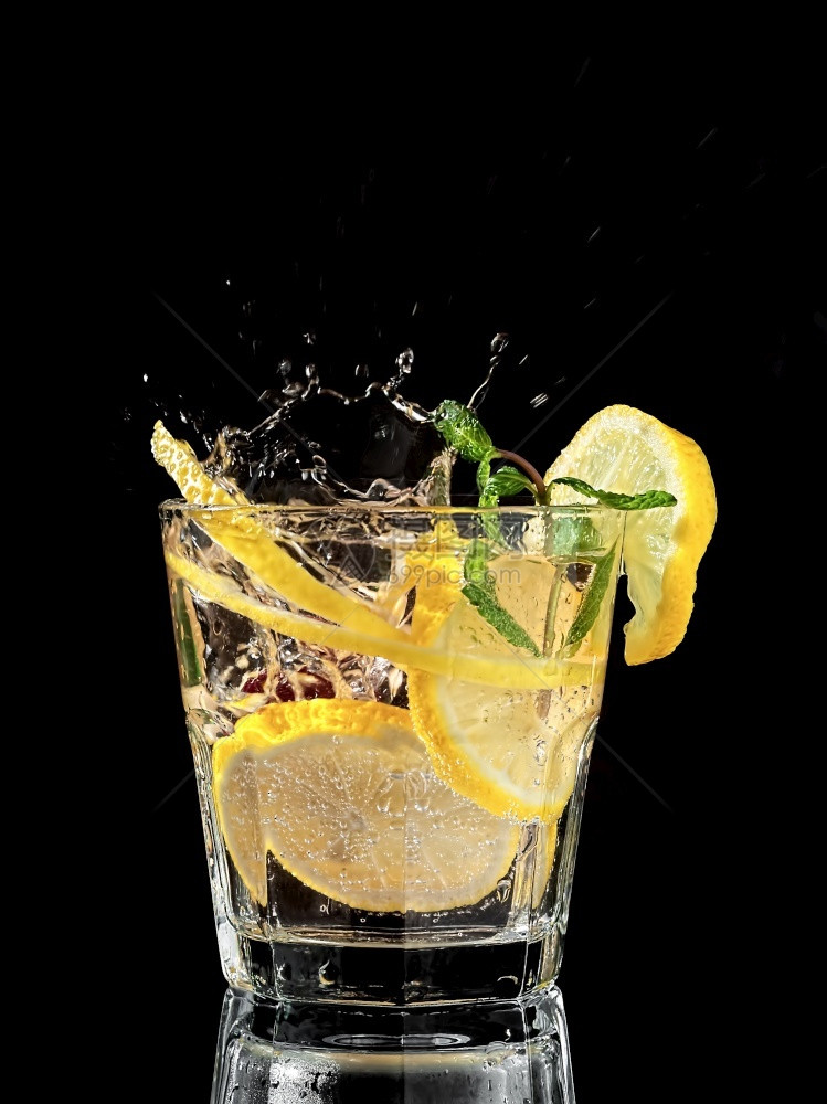 苏打一杯加柠檬汁或莫吉托的杯子一加柠檬或莫吉托的杯子一加柠檬和薄荷饮料的鸡尾酒在黑底雾上从一个饮料空间中的冰落下而来喷雾品尝凉爽图片