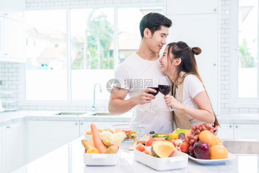 英俊的亚洲情人或侣在家厨房的里饮酒爱与幸福概念甜蜜月和情人节主题女士随意的图片