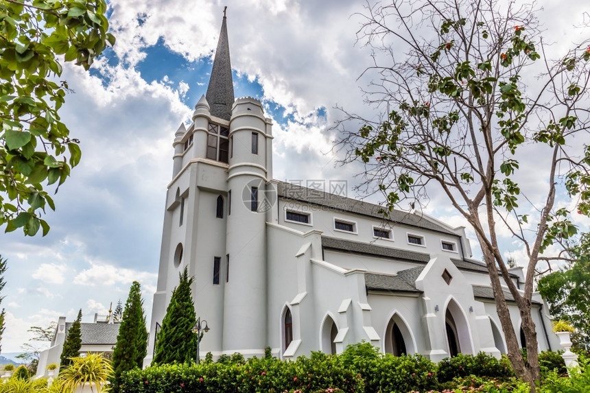 城市在泰国PakChongNakhonRatchachazima的山谷和自然中美丽的白色教堂国人图片