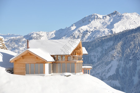 冬季雪景小木屋图片