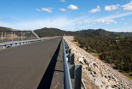 澳大利亚新南威尔士州考拉附近的Wyangala大坝河兴趣洪水图片
