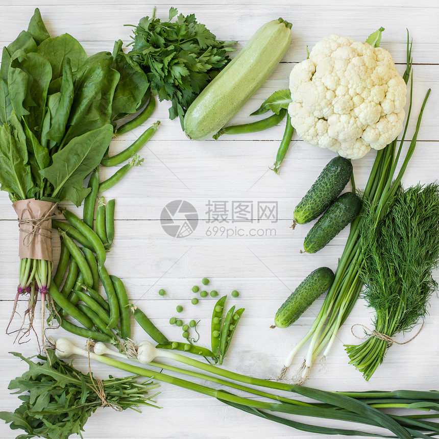 莴苣自然白色的绿叶蔬菜豆类青大蒜洋葱黄瓜胡椒从绿色食品上方的菠菜观点组成绿色有机素食产品的白色背景绿有机素食产品在绿色有机素食产图片