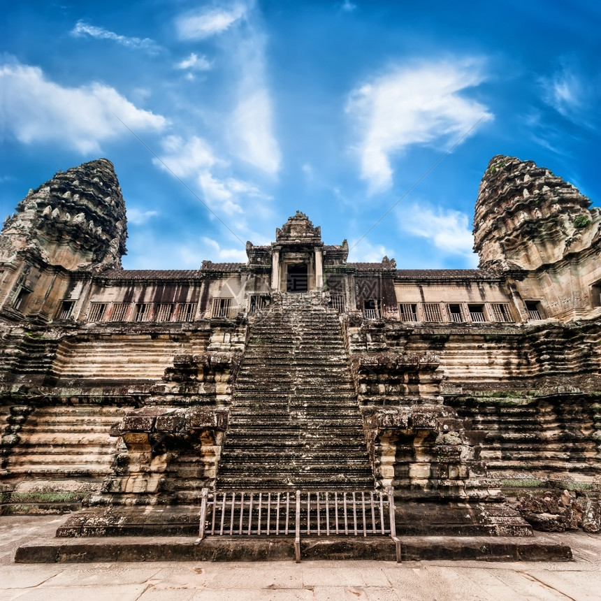 城堡建筑学结石古老高棉建筑柬埔寨雷普蓝色天空下的吴哥渡寺庙图片