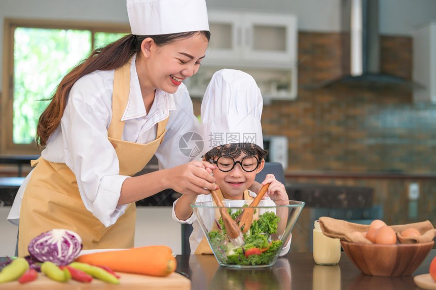 学习制作沙拉的孩子图片