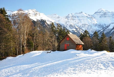 冬季雪景小木屋图片