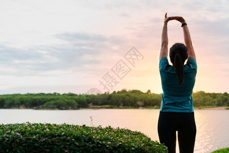 站立踪迹健康运动妇女锻炼后正在伸展肌肉图片
