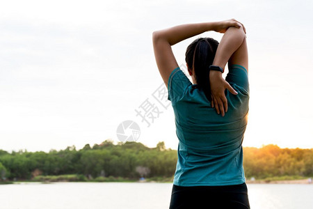 跑步训练重量运动妇女锻炼后正在伸展肌肉图片