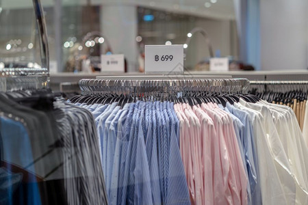 新的便宜价格销售假卖模拟在购物部商店的服装行上设置广告显示框用于购物商业时装和广告概念等活动在购物部商店铺设布板背景图片