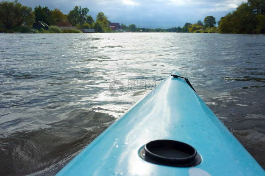 团体爱好行动俄罗斯加里宁格勒地区斯拉夫基马特罗索夫卡河2019年月日在一条平静的河流上搭乘皮艇年轻人在河上搭乘皮艇图片