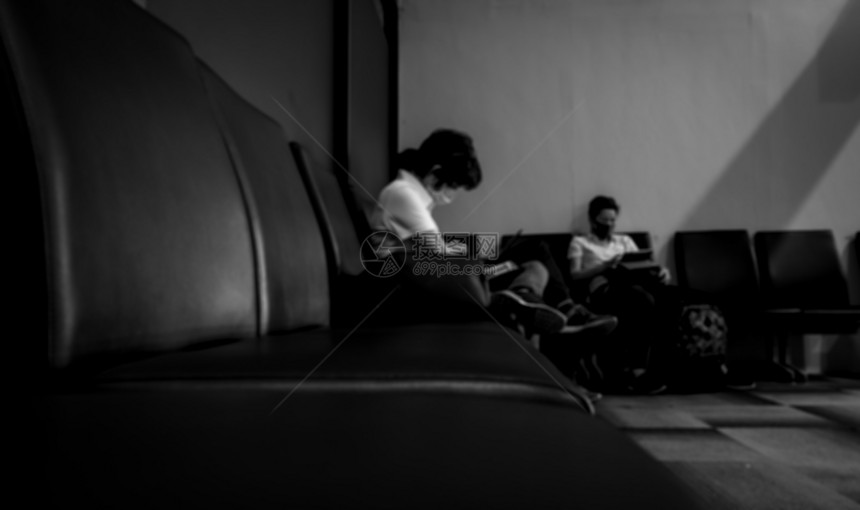 伤心模糊妇女佩戴外科面具坐在座位上用笔记本电脑在公共场所工作等待火车或飞机行时等候火车或飞机行社会偏移概念Corona对人们生活图片
