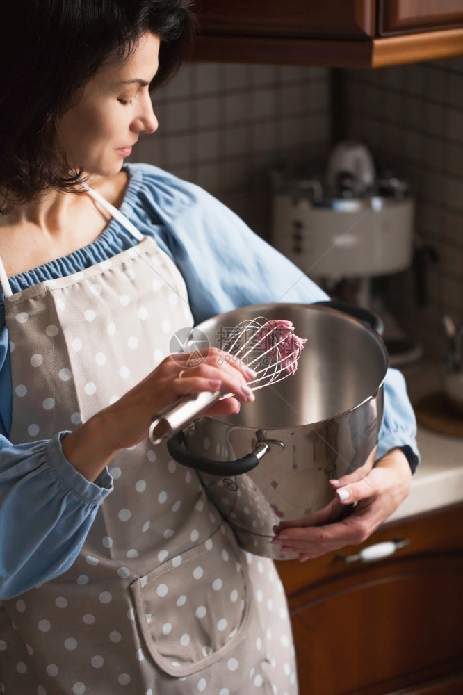 黑发面包店女烹饪家庭主妇准备的ApronPreparinginApronpreparingtoCookhomefriend站在厨图片