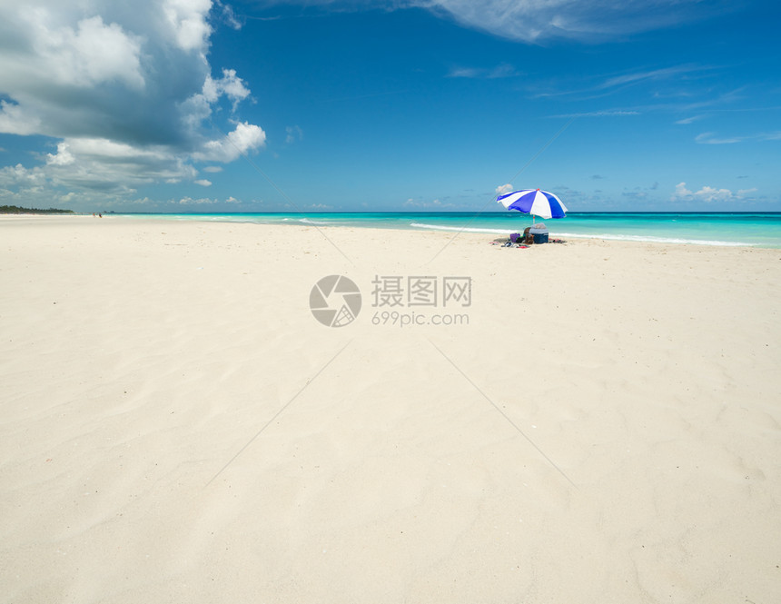 阳光明媚的白色沙滩图片