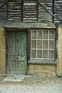 装饰风格气象化的古老石屋与一座古老石屋家庭亲戚相伴的绿门细绳古老图片