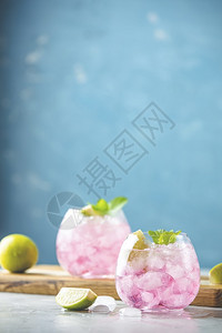 粉红鸡尾酒加石灰压碎的冰和光背景薄荷选择焦点图像为您复制文本香料暑假和派对概念凉爽的重点柠檬汽水背景图片