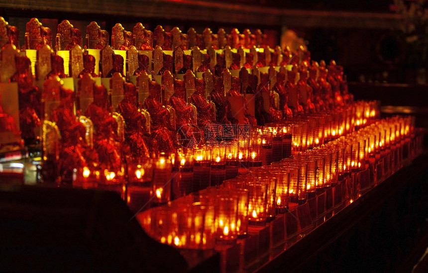 红蜡烛放在佛教寺桌上用于在寺庙里恢复生命或导航更新者希望图片