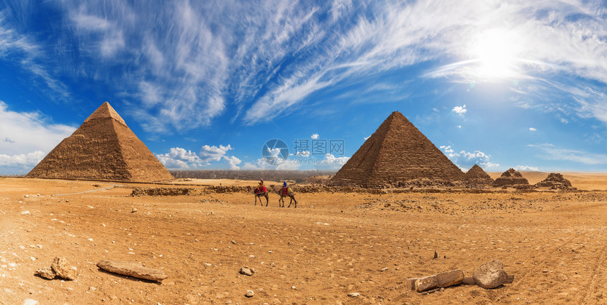 文明开罗兴趣吉萨金字塔附近的贝都因人晴天全景吉萨金字塔附近的贝都因人晴天全景图片