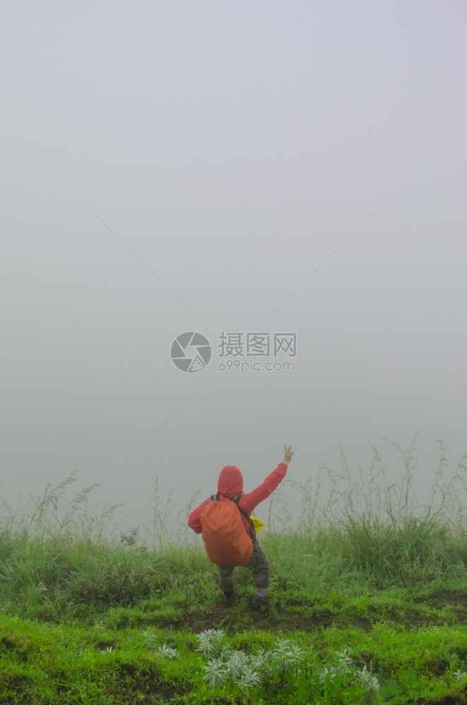 人站在雾中黑暗的梦幻想图片