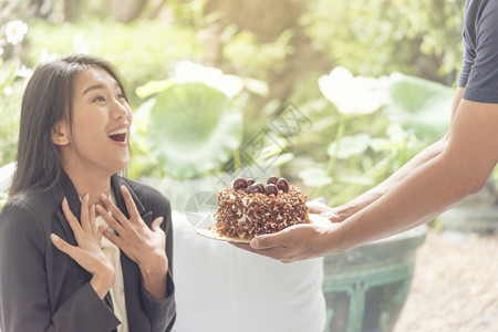年轻亚洲女人的生日那天脸上有个惊喜蛋糕感觉兴奋和快乐一种喜悦人们图片
